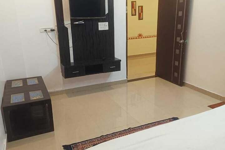Room 4 of 33