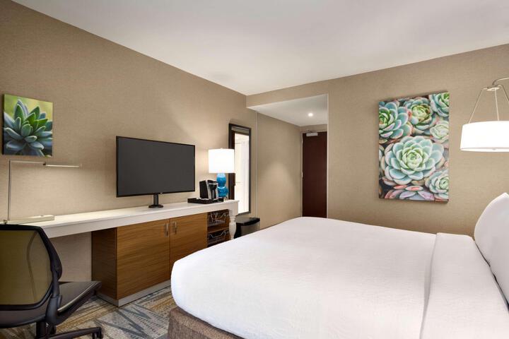 1 King Bed (9 of 17)
