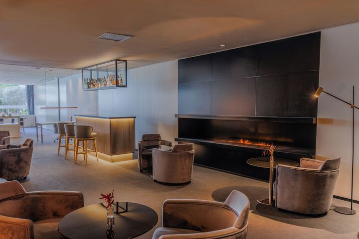 Lounge 33 of 55