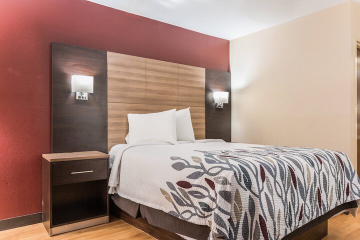 Deluxe King Bed Accessible (1 of 10)