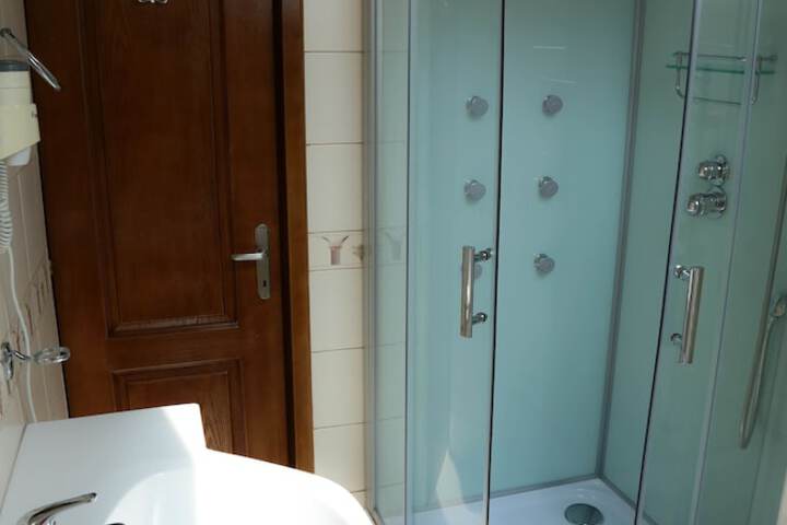 Room 32 of 42