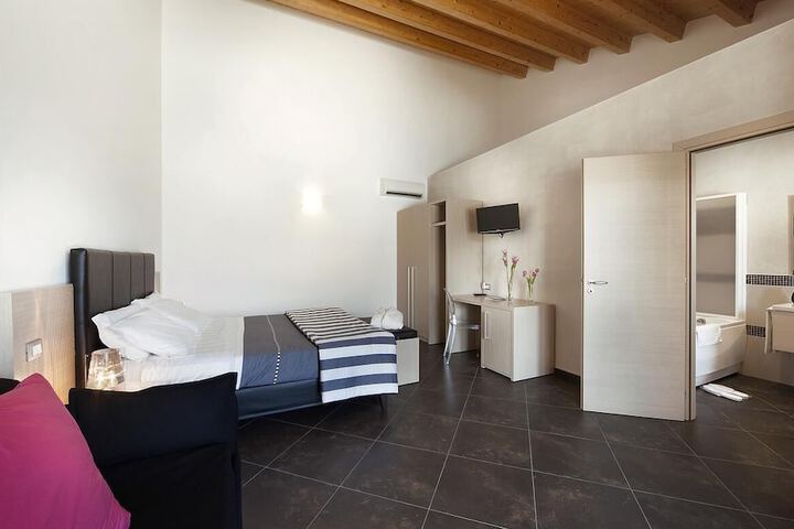 Room 10 of 35