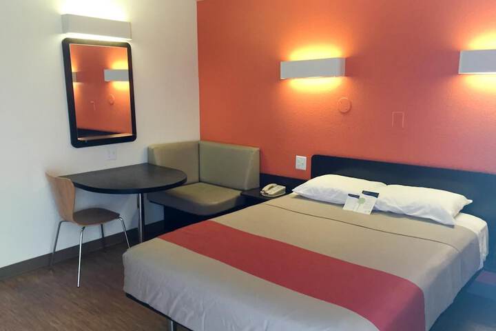 1 Queen Bed (4 of 8)