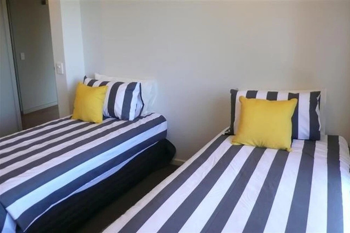Room 5 of 11