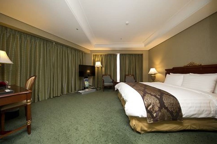 Room 15 of 38