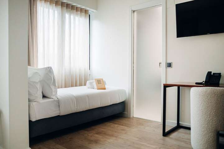 Room 7 of 164