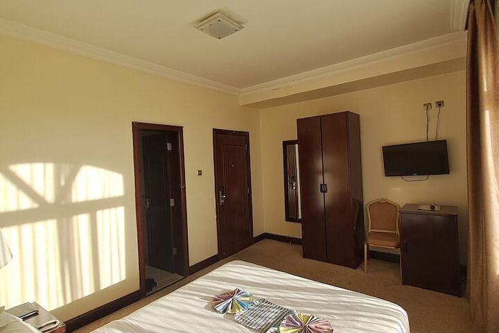 Room 14 of 28