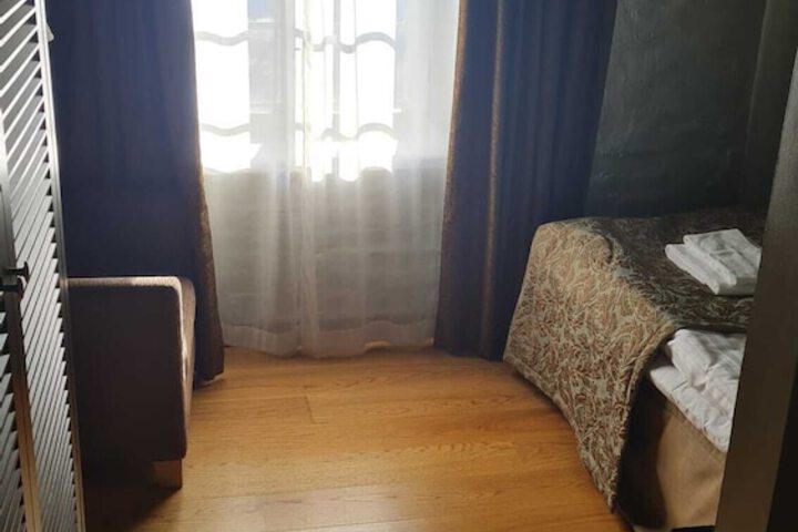 Room 15 of 48