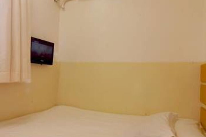 Room 5 of 8