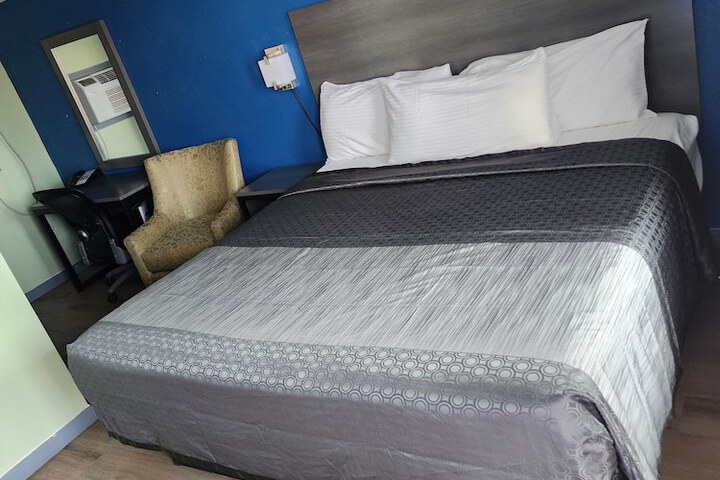 Single Room 1 Queen Bed (11 of 14)