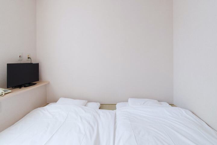 Room 16 of 100
