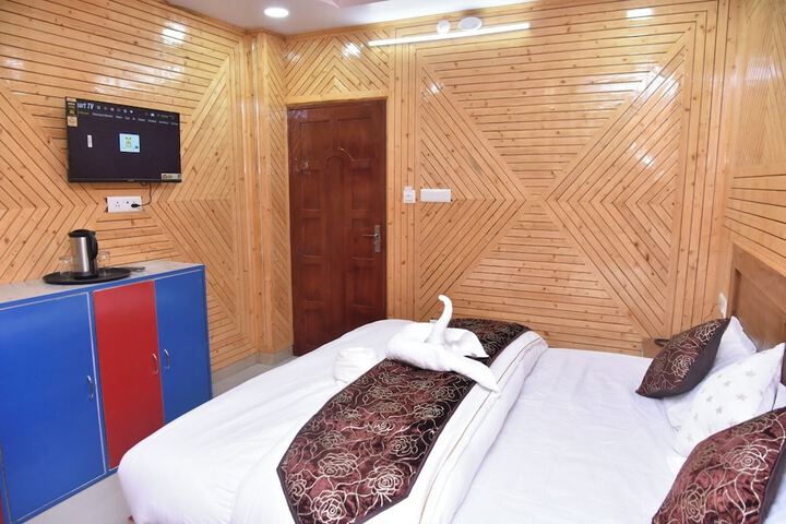 Room 5 of 11
