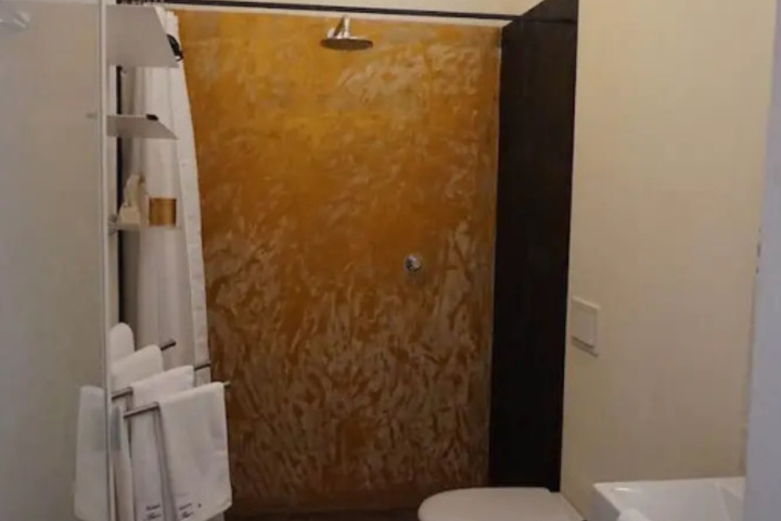 Room 5 of 9