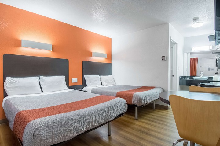 Deluxe Room 2 Double Beds Refrigerator (8 of 9)