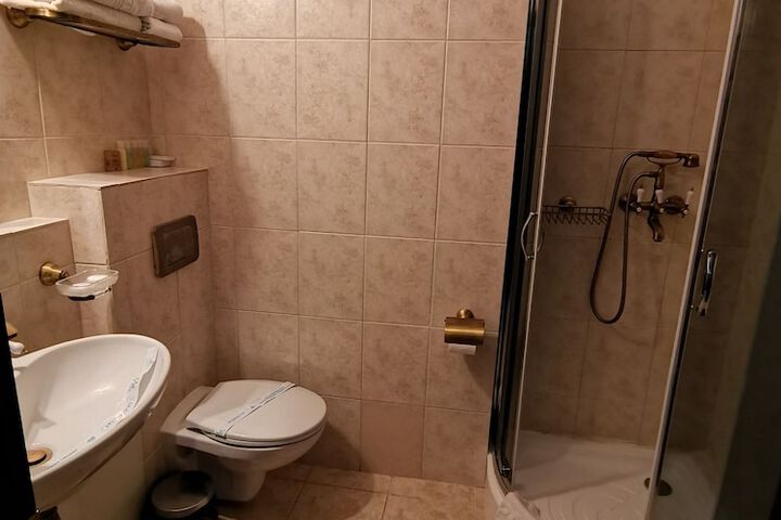 Room 13 of 26