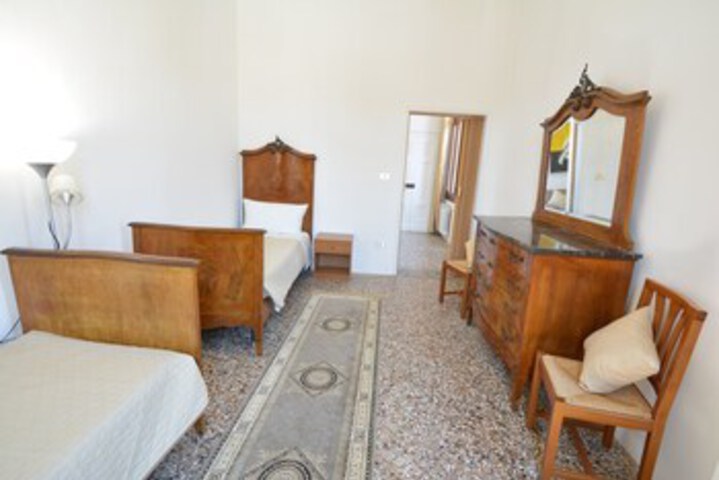 Room 8 of 20