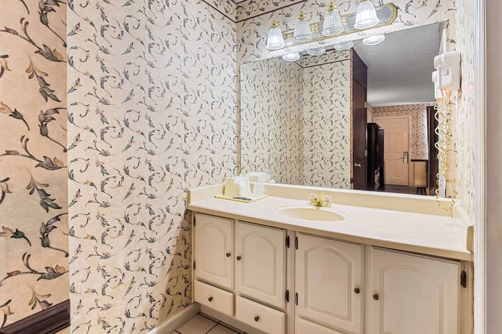 1 King Bed - Free WiFi, Microwave, Refrigerator, Hairdryer Cable TV HBO Free Local (5 of 11)
