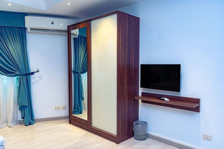 Room 72 of 158
