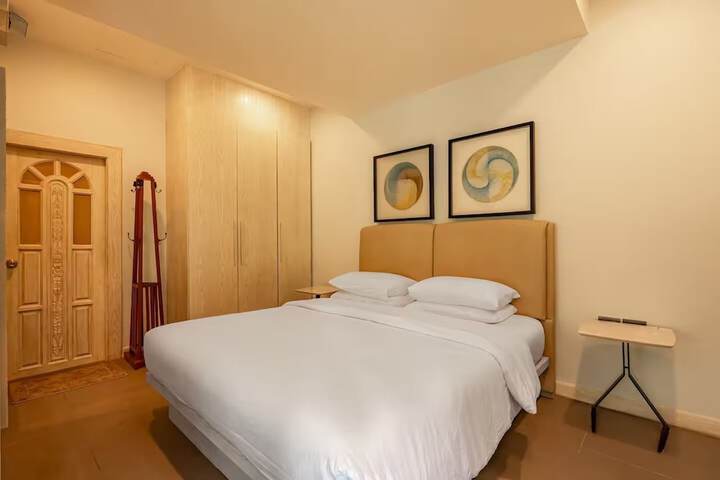Room 4 of 138