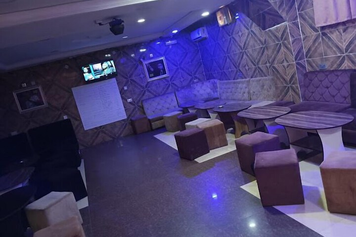 Lounge 31 of 35