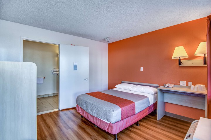 1 Queen Bed (7 of 7)