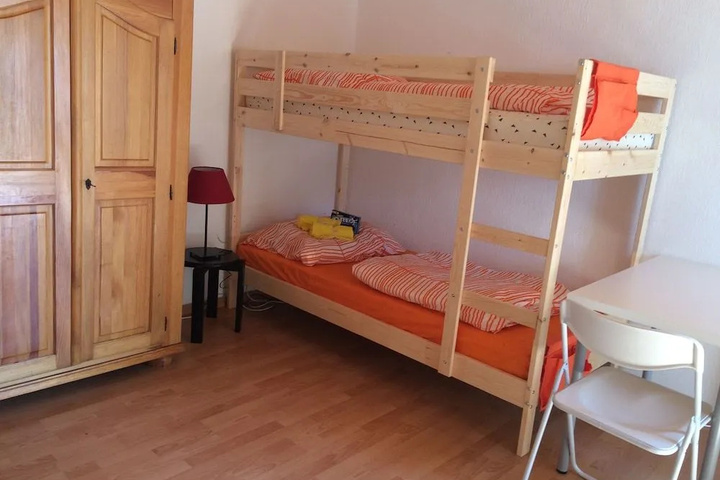 Room 6 of 9