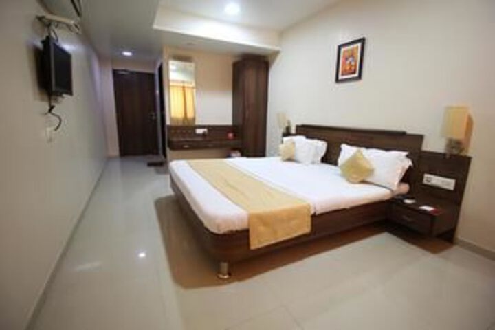 Room 11 of 28