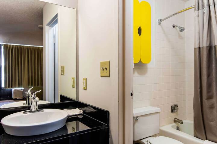 1 Queen Bed Kitchen (10 of 13)