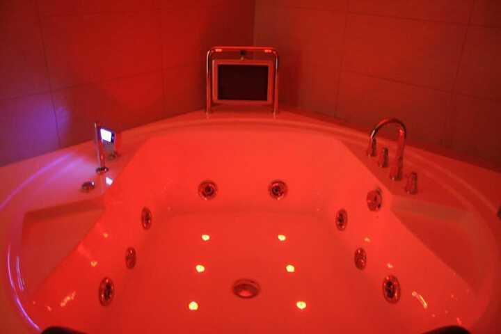 Jetted tub