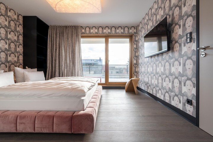 Room 32 of 173