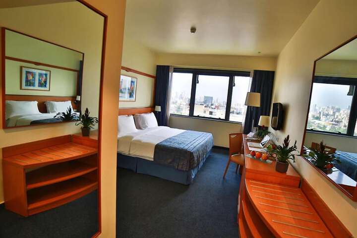 Room 10 of 66