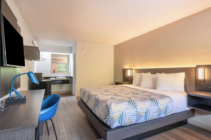 1 King Bed (7 of 8)