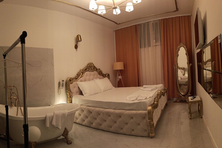 Room 5 of 80