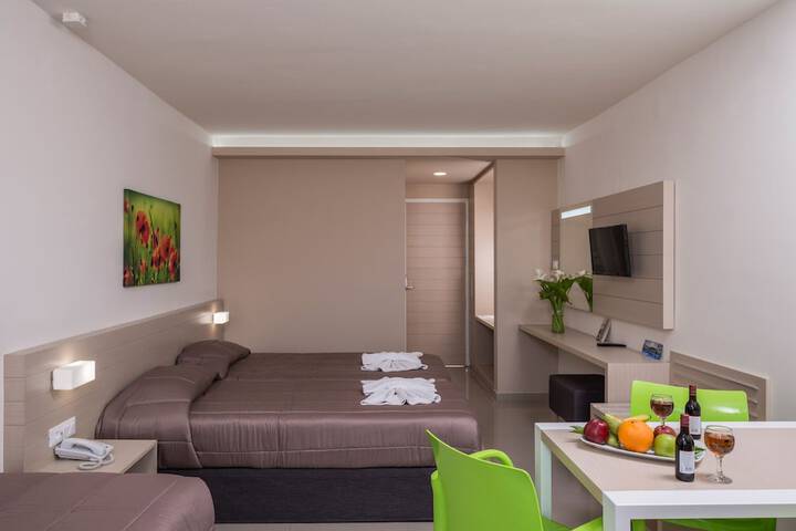 Room 10 of 80