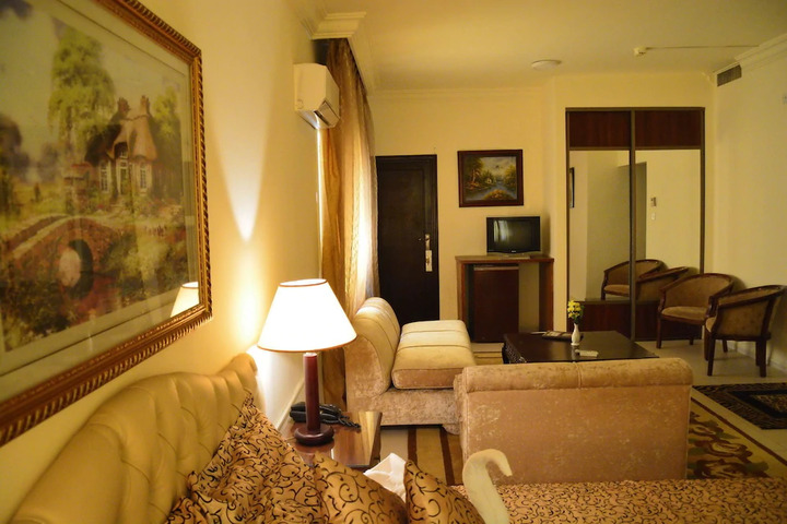 Room 2 of 10