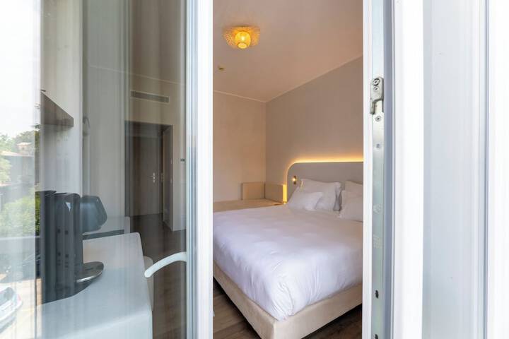 Room 3 of 90