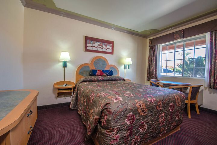 1 Bedroom Standard Queen Bed (4 of 6)