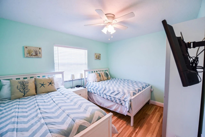 Room 2 of 25