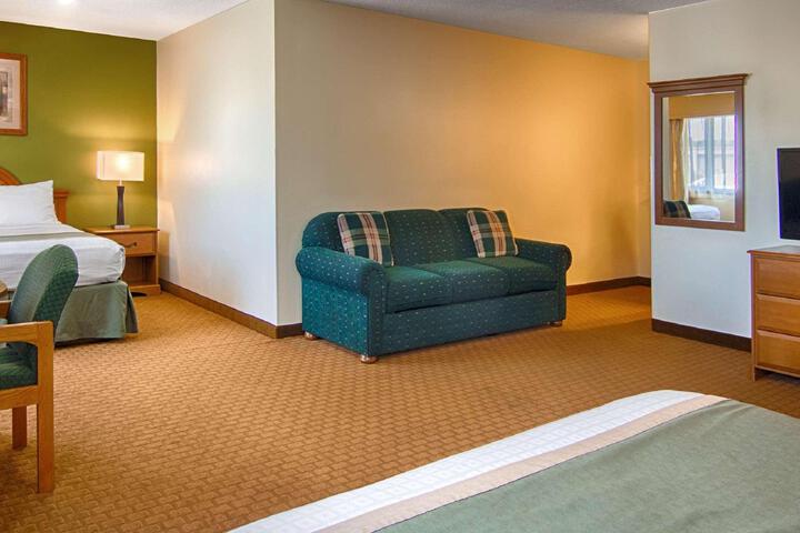 2 Queen Beds Flat Screen Television High Speed Internet Accessible Microwave and Refrigerator, Coffee Maker Full Breakfast (6 of 9)