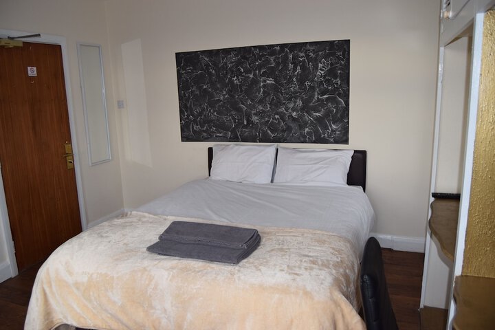 Room 4 of 27