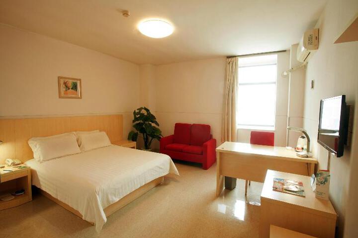Room 7 of 10