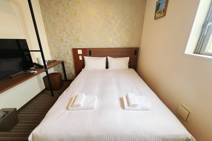 Room 4 of 16