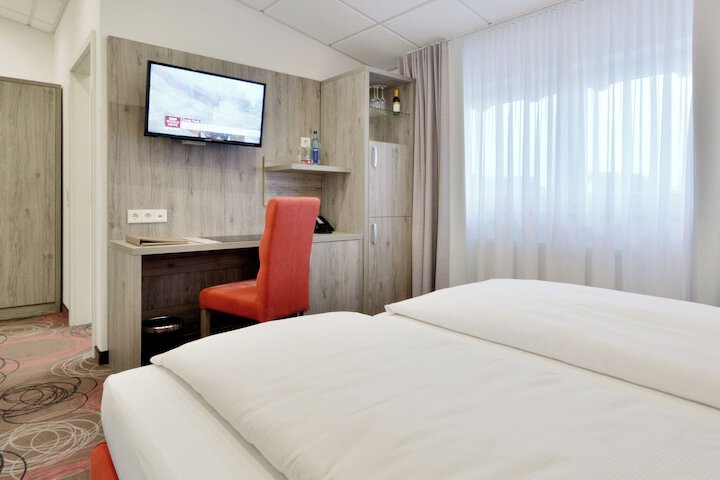 Room 6 of 48