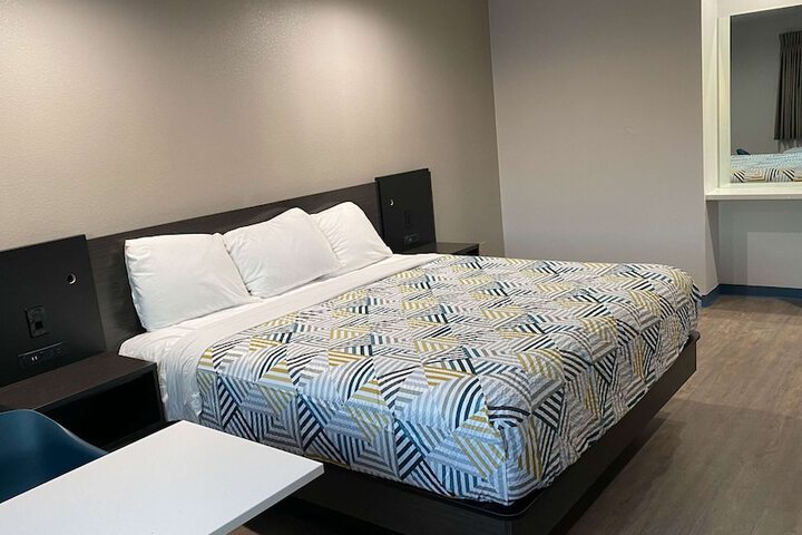 1 King Bed Micfridge (9 of 13)