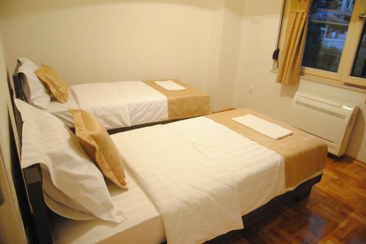 Room 33 of 80