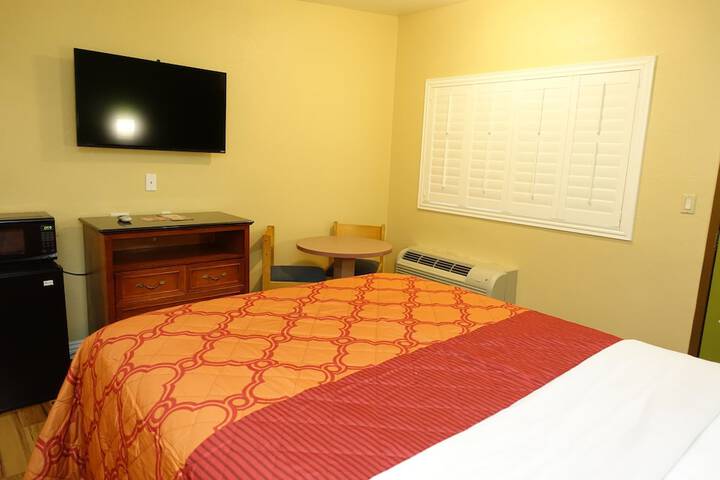 1 Queen Bed (22 of 41)