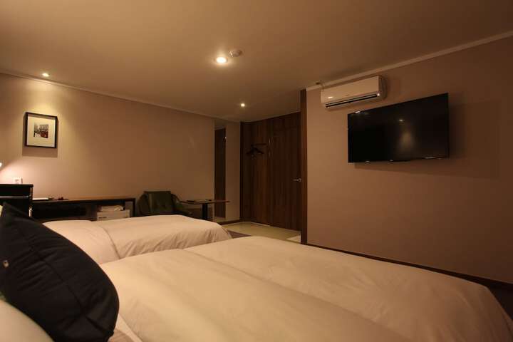 Room 17 of 53