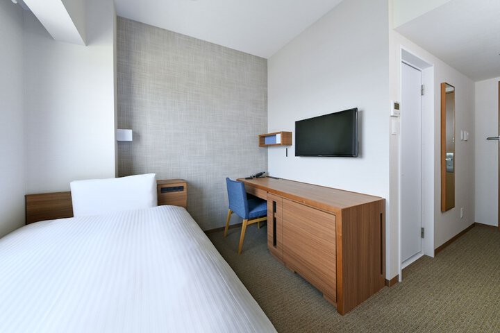 Room 8 of 28