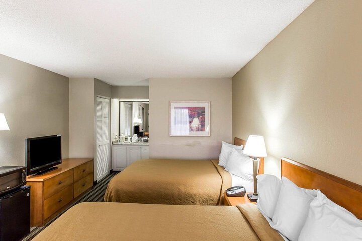2 Double Beds (4 of 10)