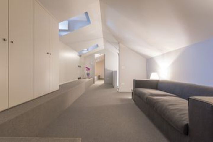 Room 10 of 34